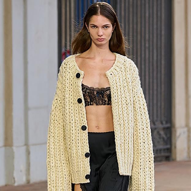 Cárdigans con vaqueros: el combo más versátil y elegante que llevar a diario