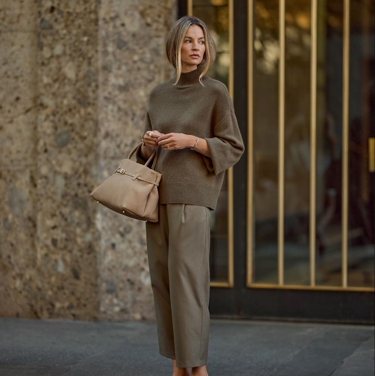 Influencer con jersey estilo lujo silencioso