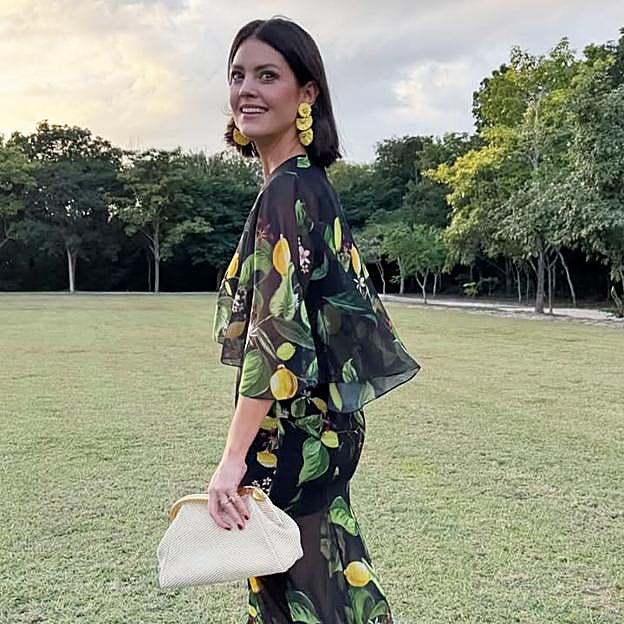 Isabelle Junot, la invitada perfecta en la boda de Alonso Aznar con un vestido romántico y sofisticado 
