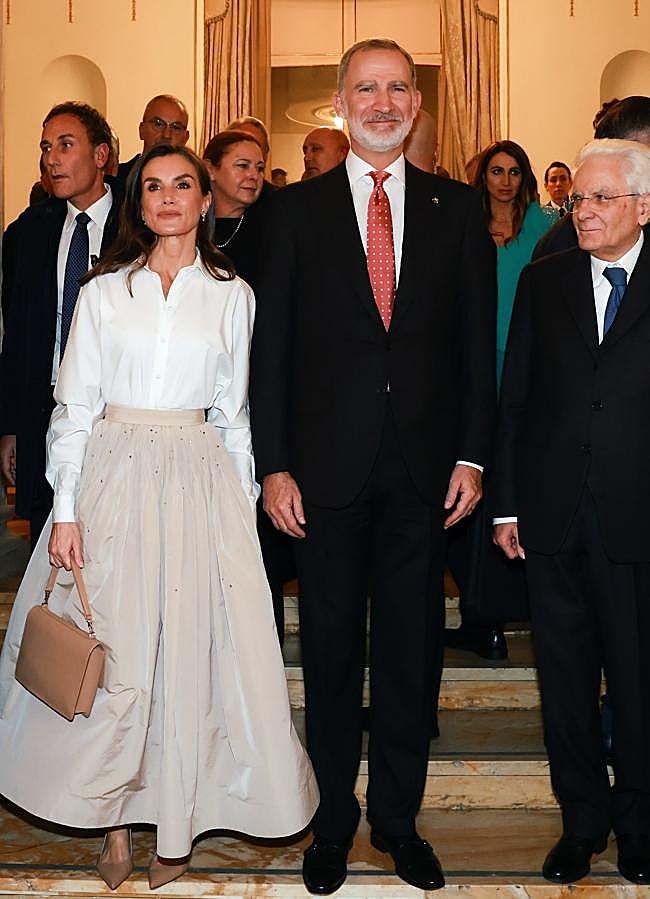 Imagen - La reina Letizia completó el look con un bolso de Magrit. / CASA REAL