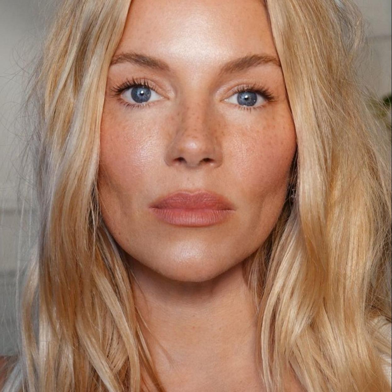 Sienna Miller con maquillaje natural ligero