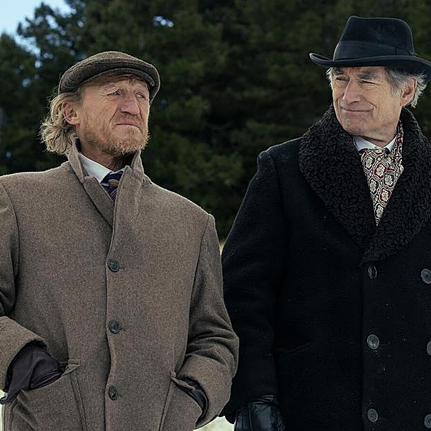 Jeremo Flynn como Banner Creighton y Timothy Dalton en el papel de Donald Withfield en una imagen de la segunda temporada de 1923.