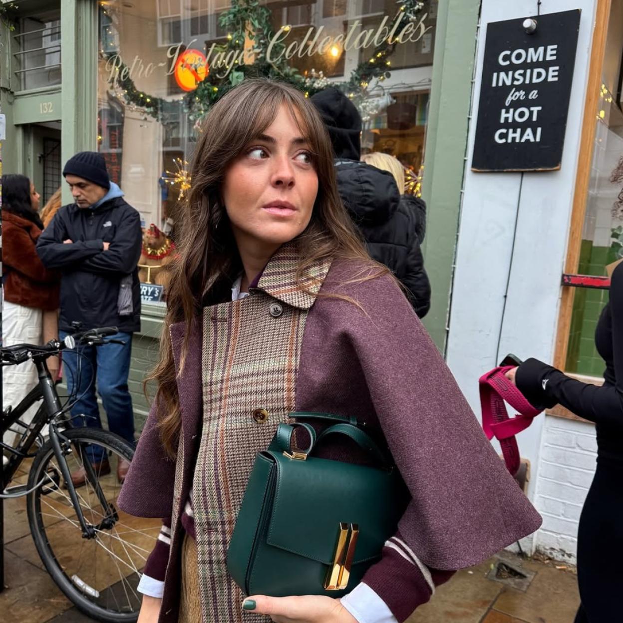 El abrigo capa es la nueva prenda que adoran las influencers