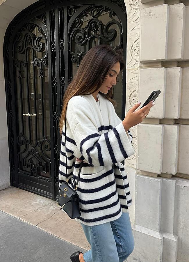 Imagen - Influencer con look de oficina compuesto por cárdigan de rayas, vaqueros y bailarinas de tacón/@wendyswan