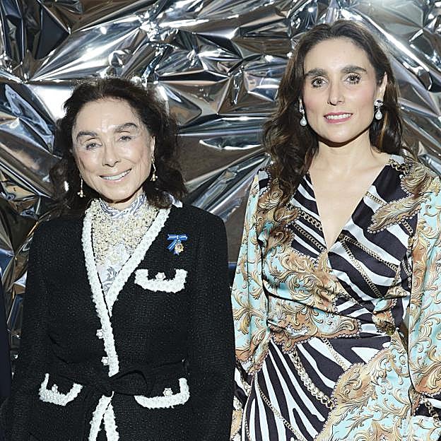 Paloma Arenaza de Segrelles, con su hija, Paloma Segrelles, en los Premios Mujerhoy 2024.