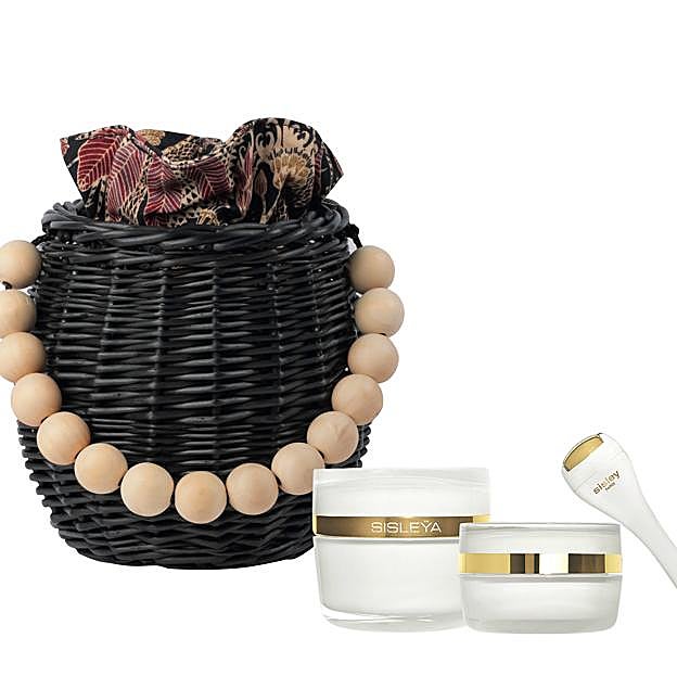 El bolso exclusivo de edición limitada de Lucie de la Falaise para Sisley contiene dos de sus favoritos de la maison: Sisleÿa L'Intégral Anti-Âge 50 ml y Sisleÿa L'Intégral Anti-Âge crème contour de yeux et des lèvres 15 ml.