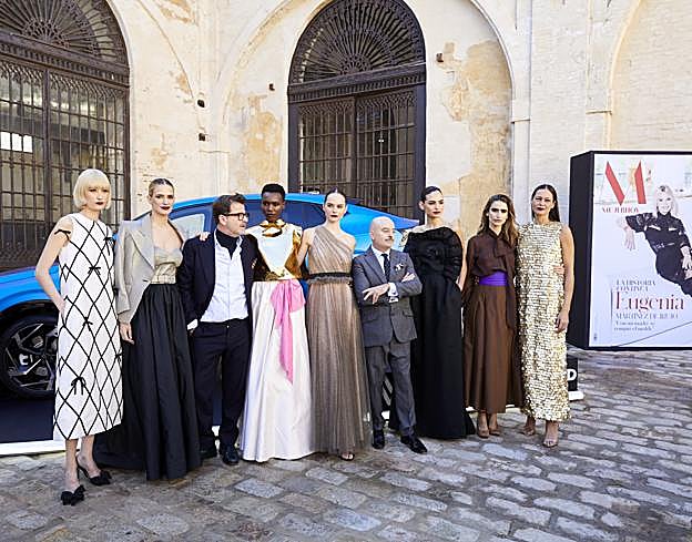 Antonio y Fernando García posan con las modelos.