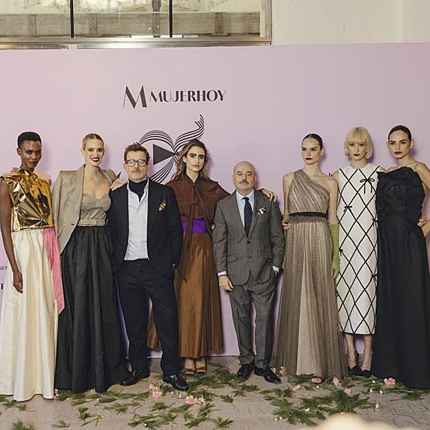 Antonio García con algunas modelos del desfile.