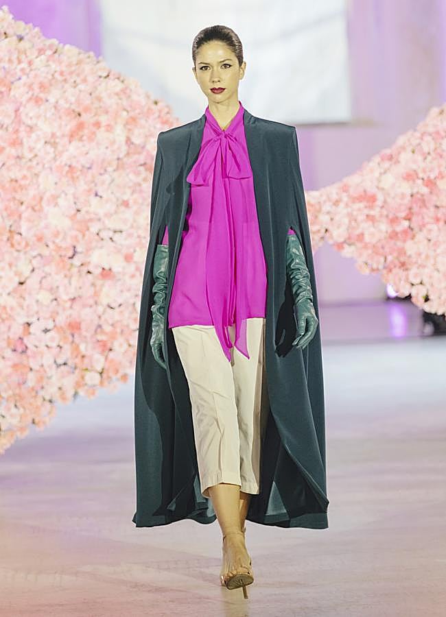 Imagen - Un look con capa de Antonio García. / Óscar Romero