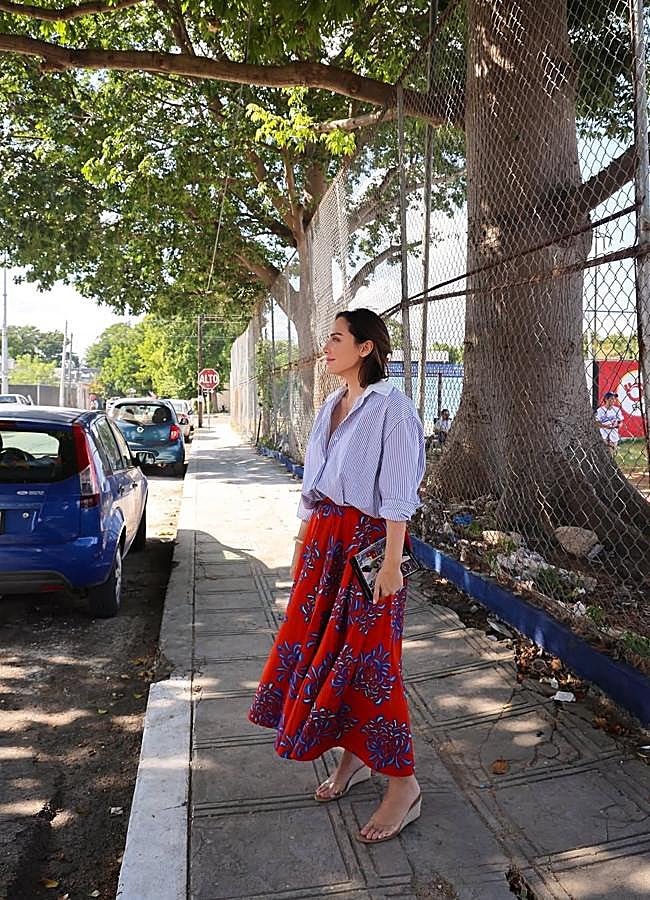 Imagen - Tamara Falcó con falda de Lisa Corti y camisa de rayas de Zara. Foto: @tamara_falco