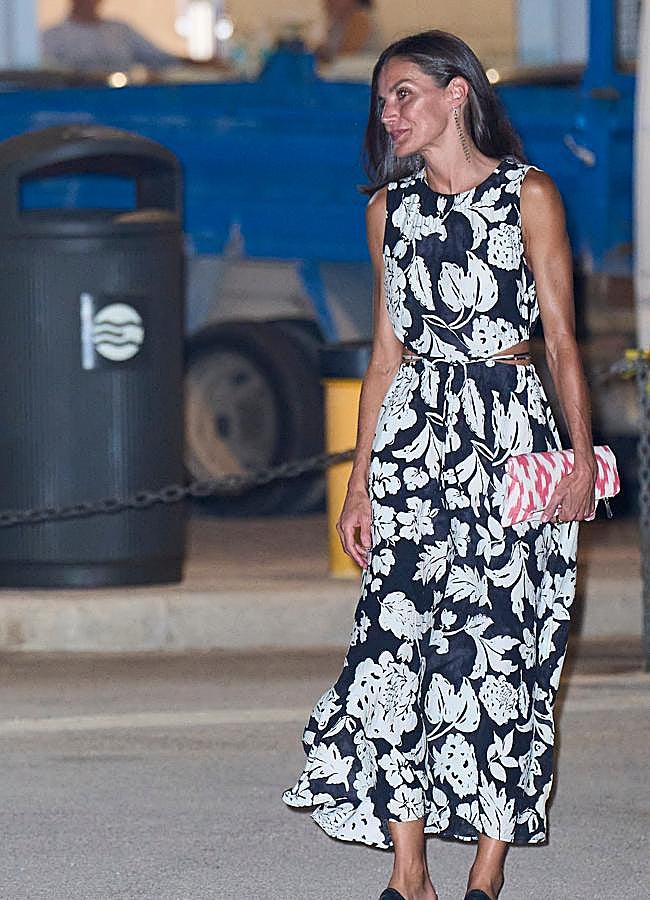 Imagen - La reina Letizia con vestido estampado de flores de Mango en Mallorca en 2022. Foto: Limited Pictures.