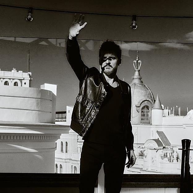 El cantante cumple 40 años sobre los escenarios. 