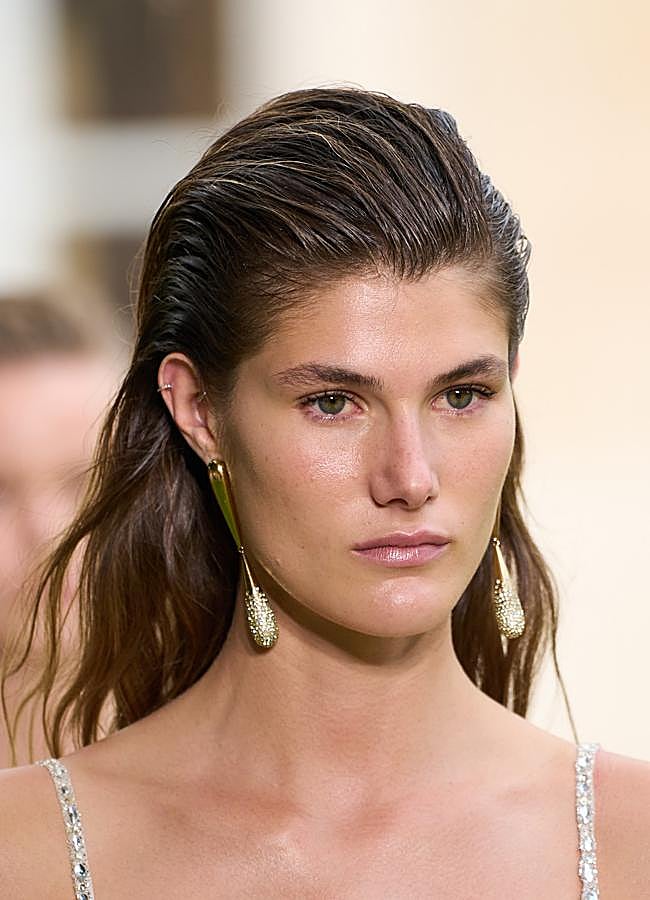 Imagen - Peinado con ondas y efecto wet. Foto: launchmetrics spotlight