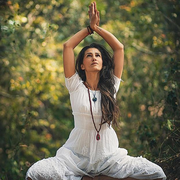Mujer haciendo una postura de yoga. 