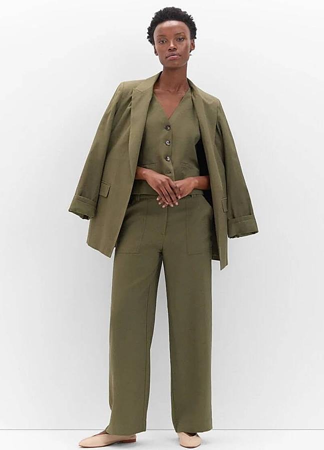 Imagen - Mujer con traje de Cortefiel (Blazer fluida por 39,99€/ Chaleco corto por 29,99€/ Pantalón cargo ancho por 29,99€)