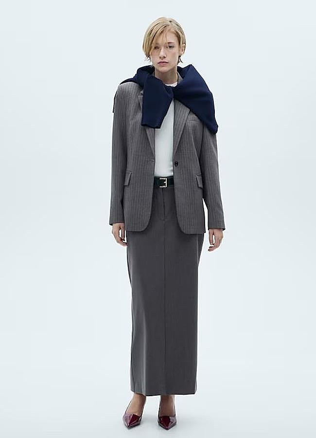 Imagen - Traje gris con blazer y falda larga