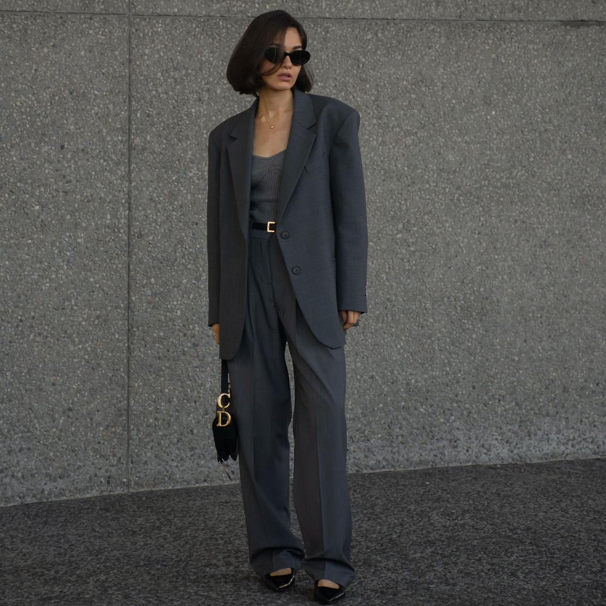 Influencer con look de traje gris