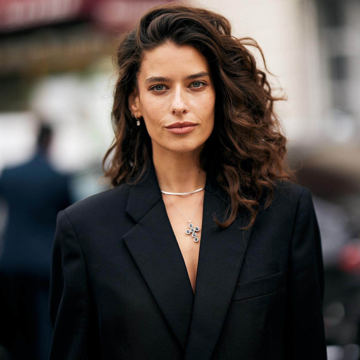 Mujer con rostro maquillado