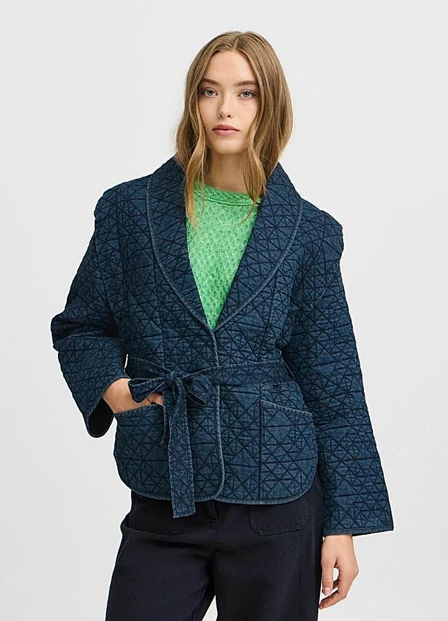 Imagen - Atelier Rêve Chaqueta acolchada cruzada azul, a la venta en Zalando, 129,95 euros.