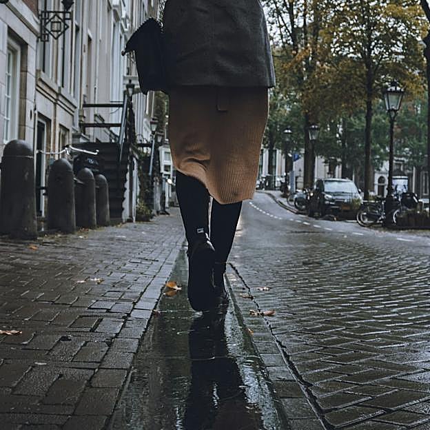 Variar la intensidad de la caminata hace que quemes más grasa. 