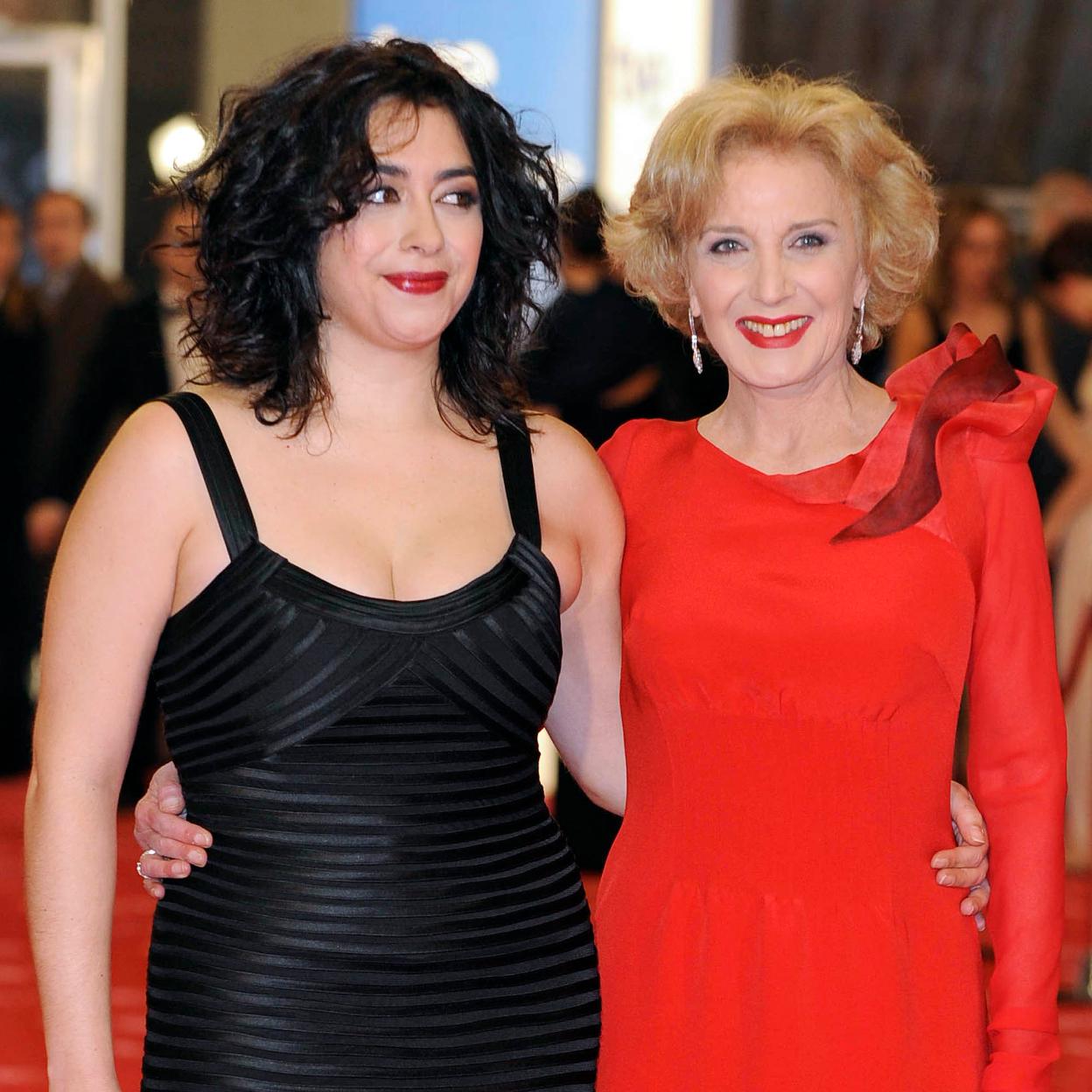 María Isasi y Marisa Paredes, a su llegada a los premios Goya. 