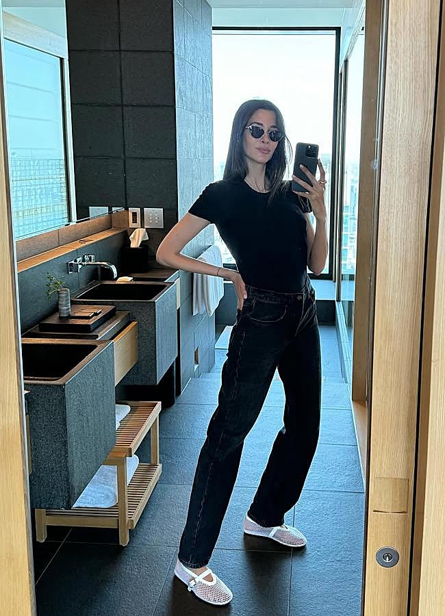 Imagen - Paula Nata con look en negro y bailarinas blancas. Foto: @paulanata.