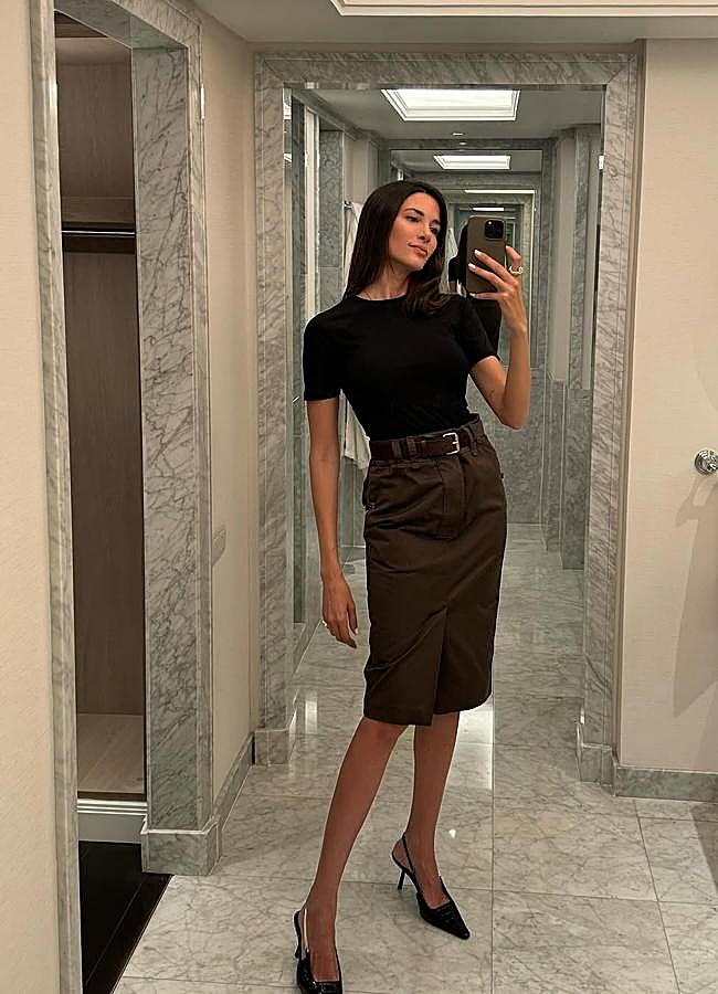 Imagen - Paula Nata con salones destalonados y falda cargo. @paulanata.