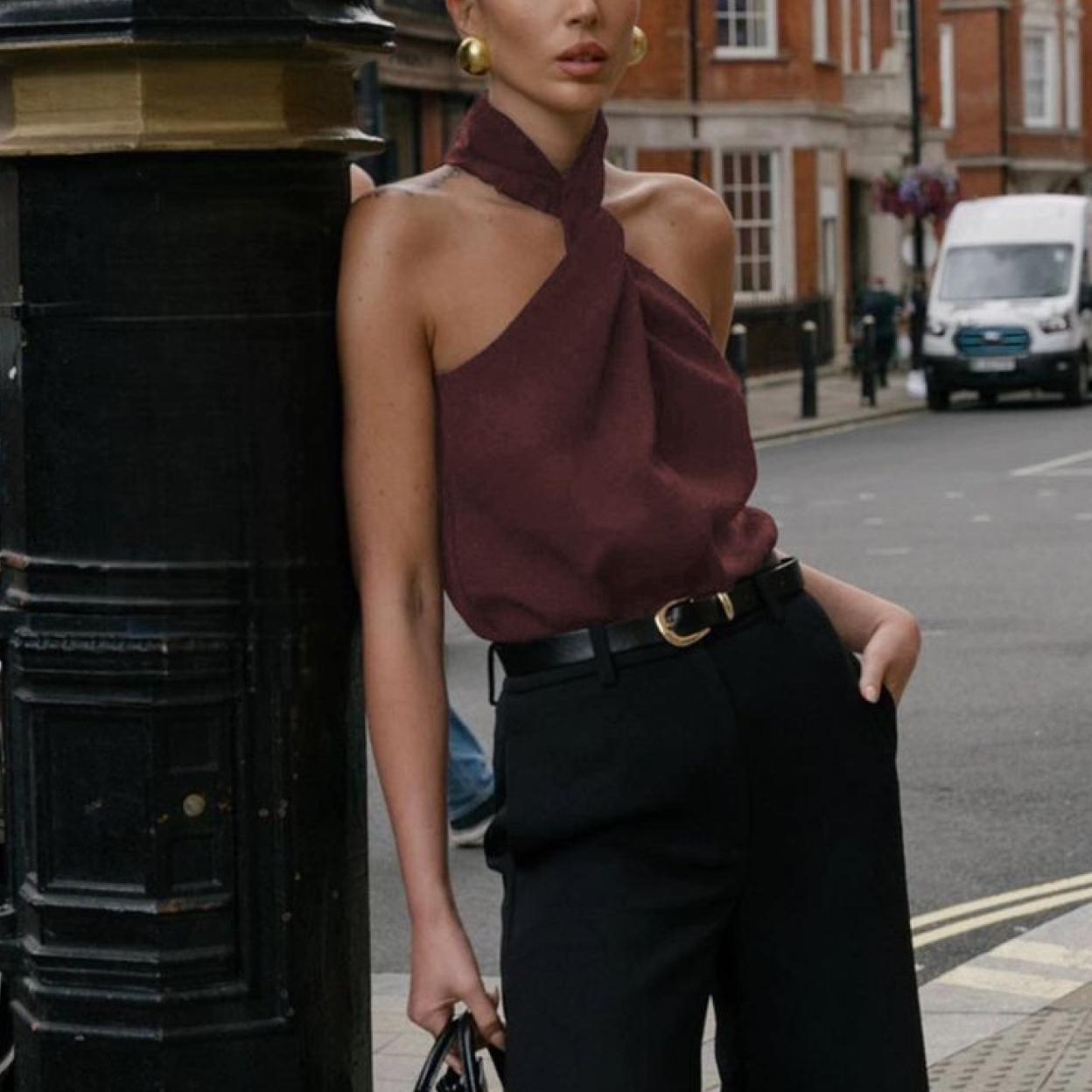 Influencer con top halter elegante