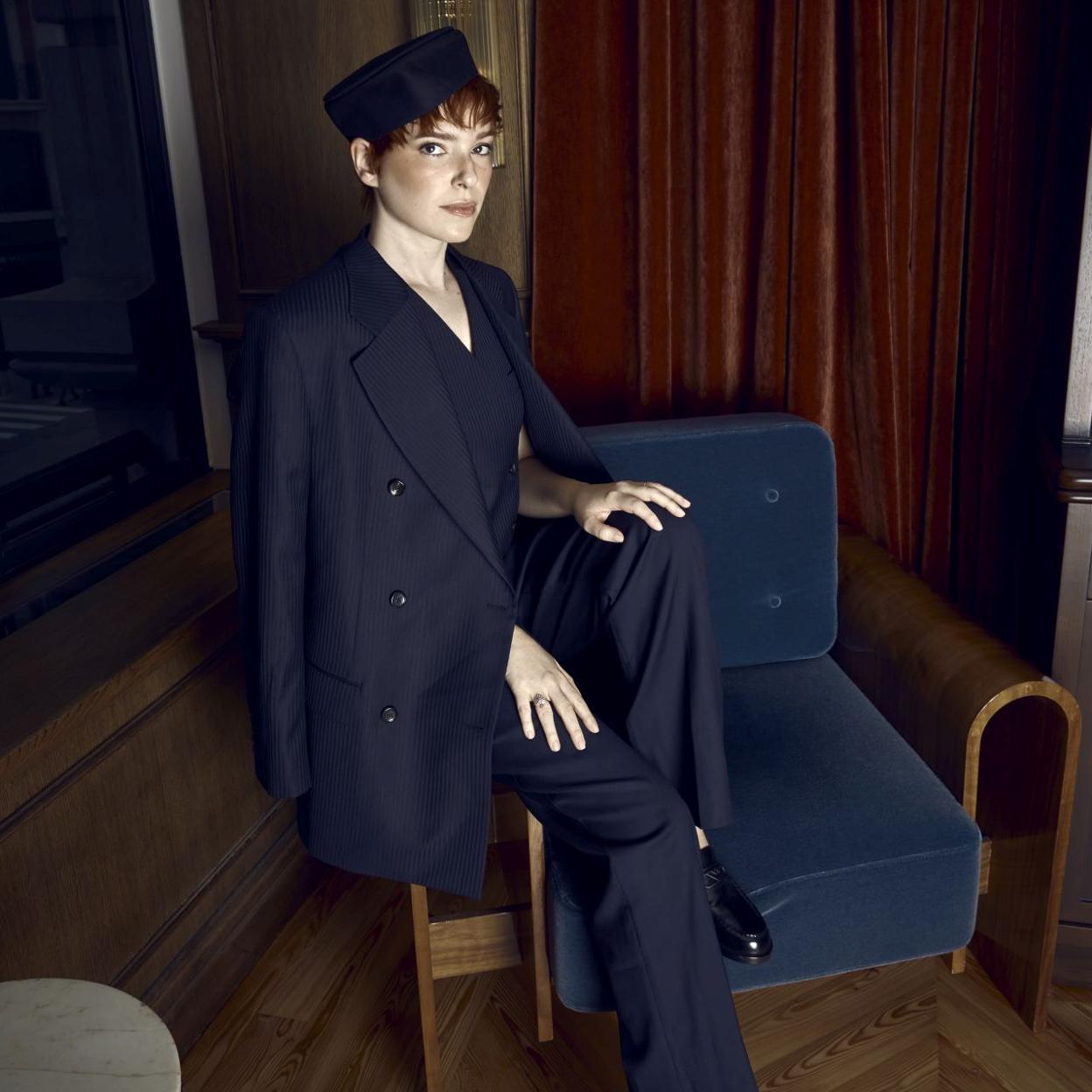 La escritora con un total look de Emporio Armani compuesto por traje de tres piezas, zapatos y sombrero. 