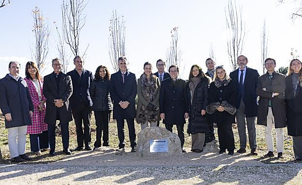 El alcalde de Madrid, José Luis Martínez Almeida, y Samary Fernández Feito, impulsora del proyecto Líderes con Propósito, con algunos de los representantes de las empresas que han participado en la plantación del Bosque del Propósito.