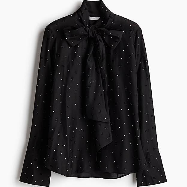 Imagen principal - Blusa con lazada y strass (39,99€)/ Camisa (19,99€)/ Pantalón recto de punto (19,99€)
