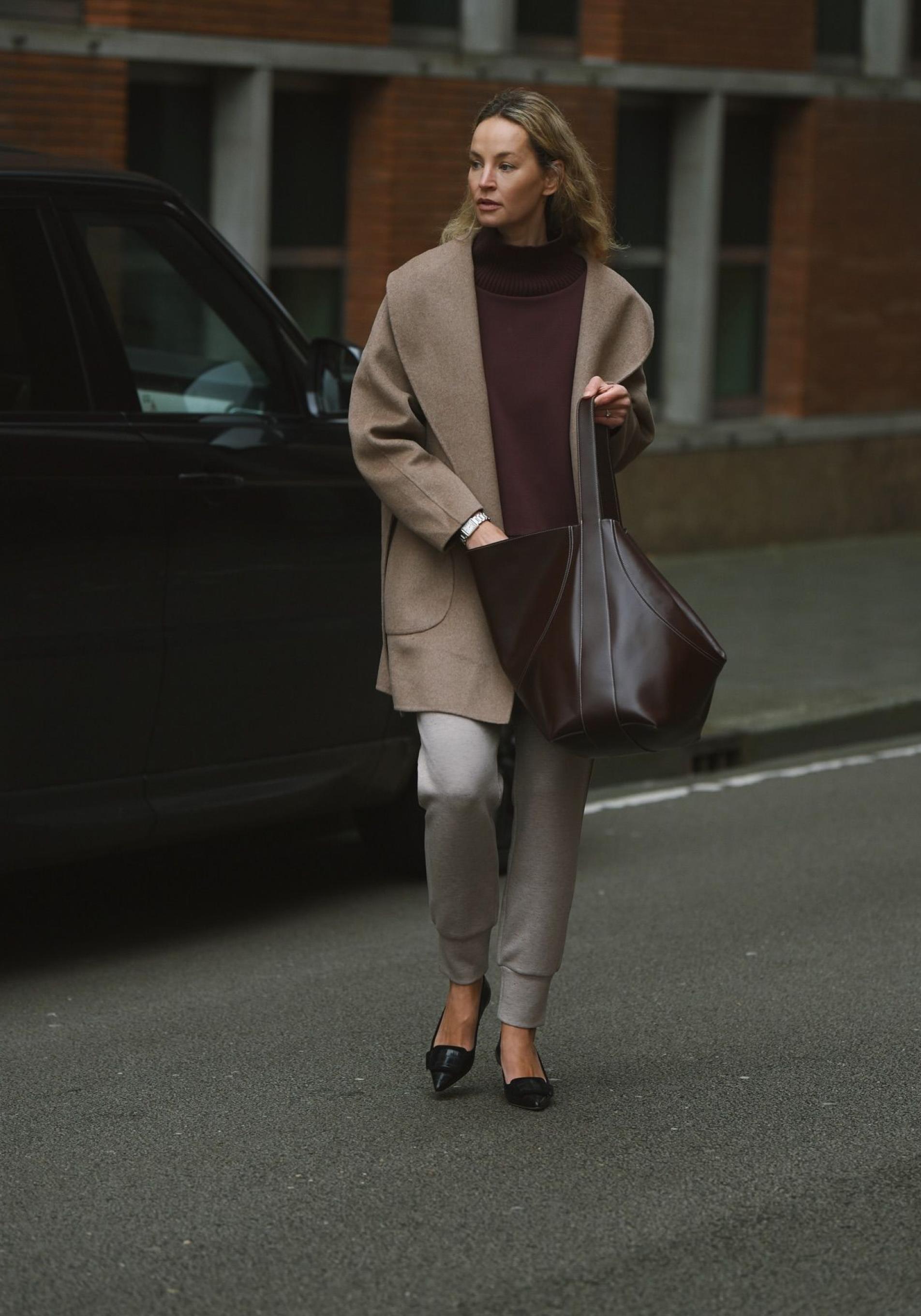 Influencer con chaqueta de punto elegante