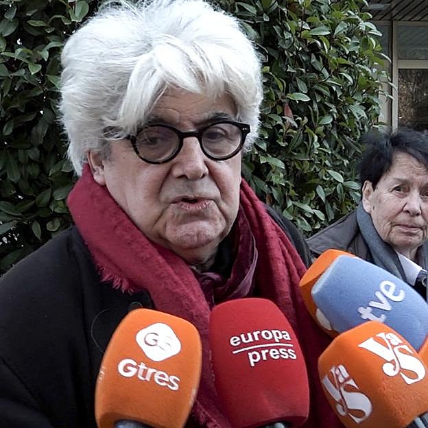 Chema Prado, atendiendo a los medios de comunicación tras la muerte de Marisa Paredes. 