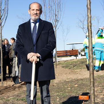 Imagen secundaria 1 - Laura Ruiz de Galarreta, dircom de IKEA; Jacobo de Saavedra, director de Relaciones Institucionales de ISS; y Fabiola Barandiarán, mánager de McDonald's.