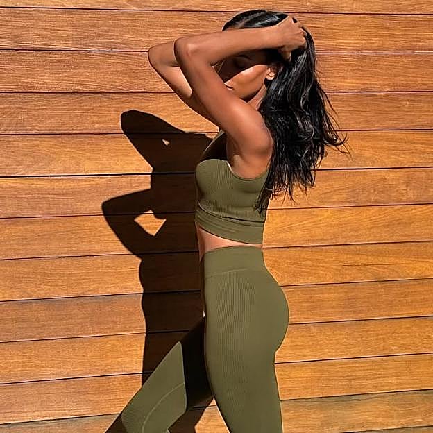 Mujer haciendo ejercicio con un estilismo deportivo. 