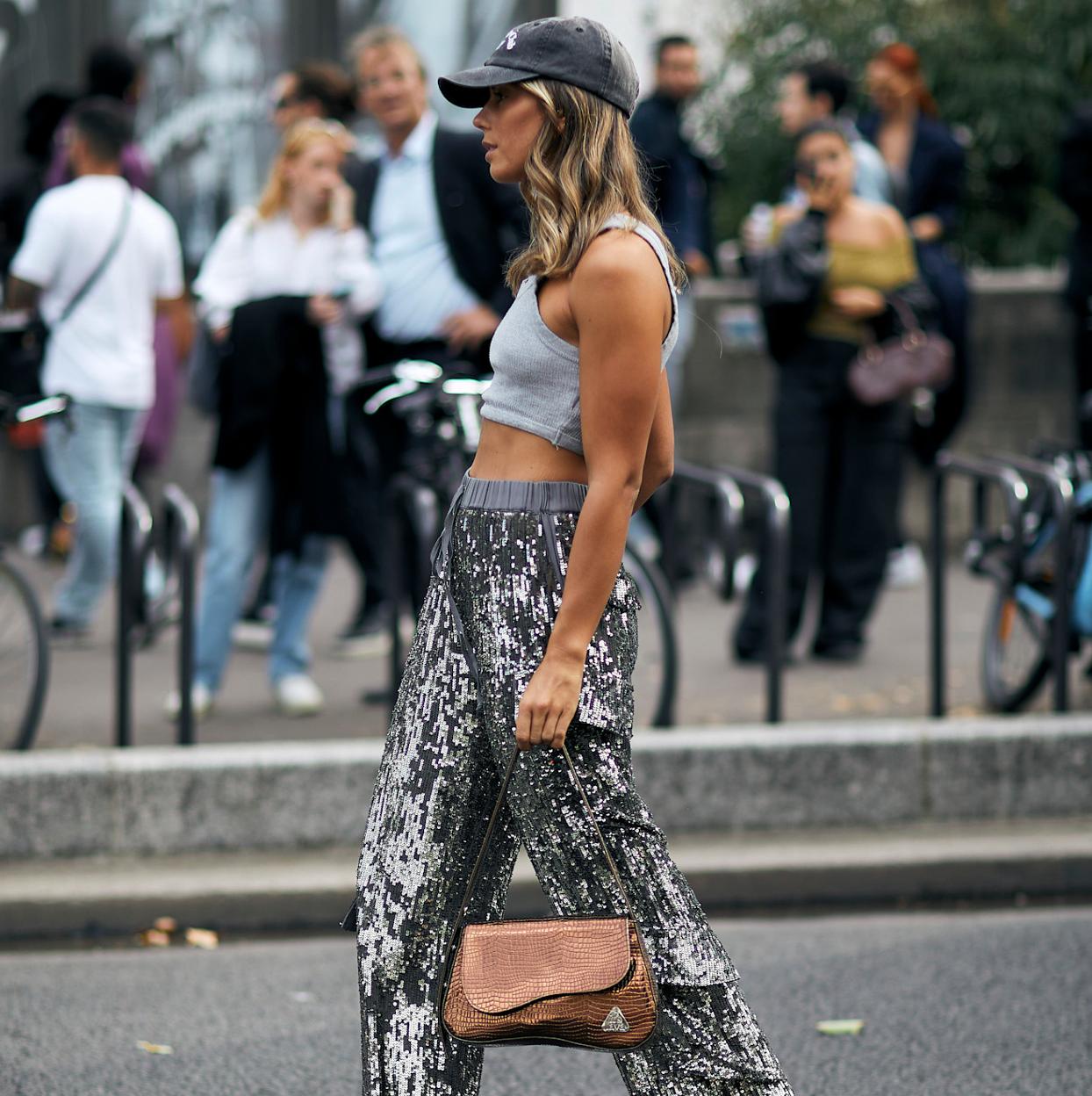 Mujer con pantalones de brillo