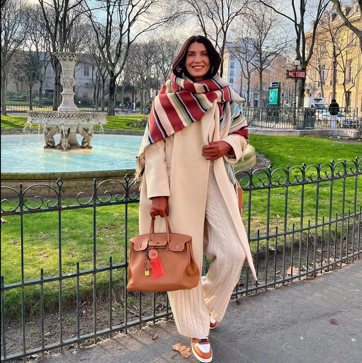 Influencer con pantalones de punto