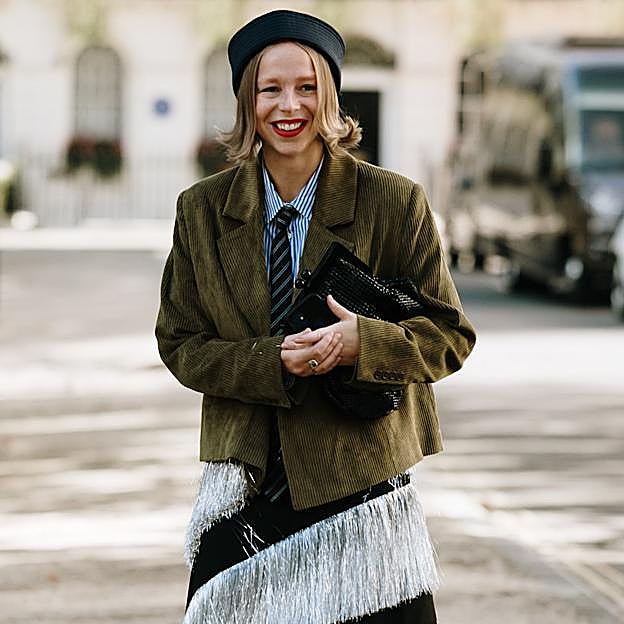 Sabemos dónde encontrar la camisa de pana favorita de las francesas para sumarte a la tendencia setentera más popular