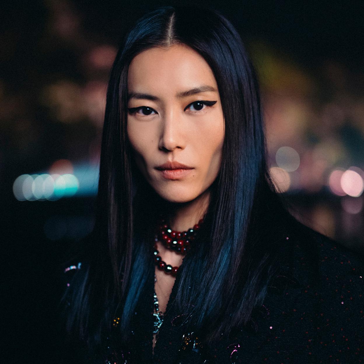 Maquillaje de ojos en negro de Chanel.