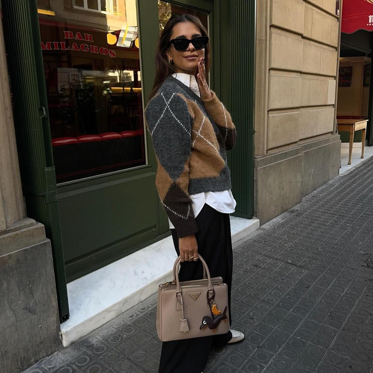 Influencer con jersey de rombos