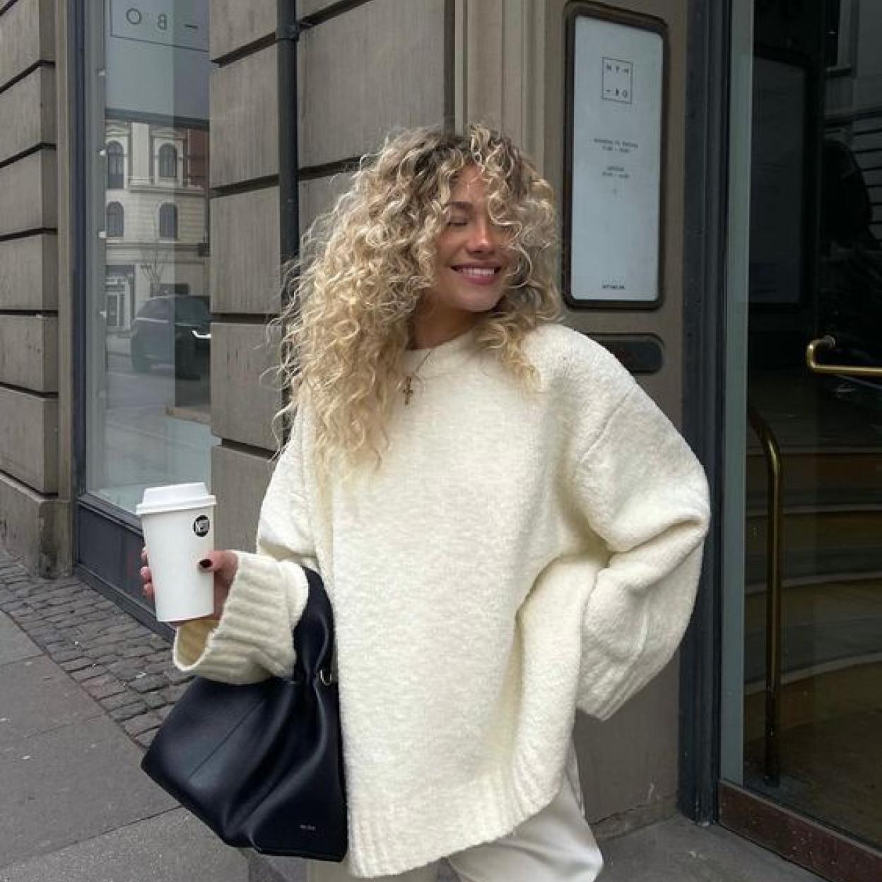 Influencer con pelo rizado sin encrespamiento