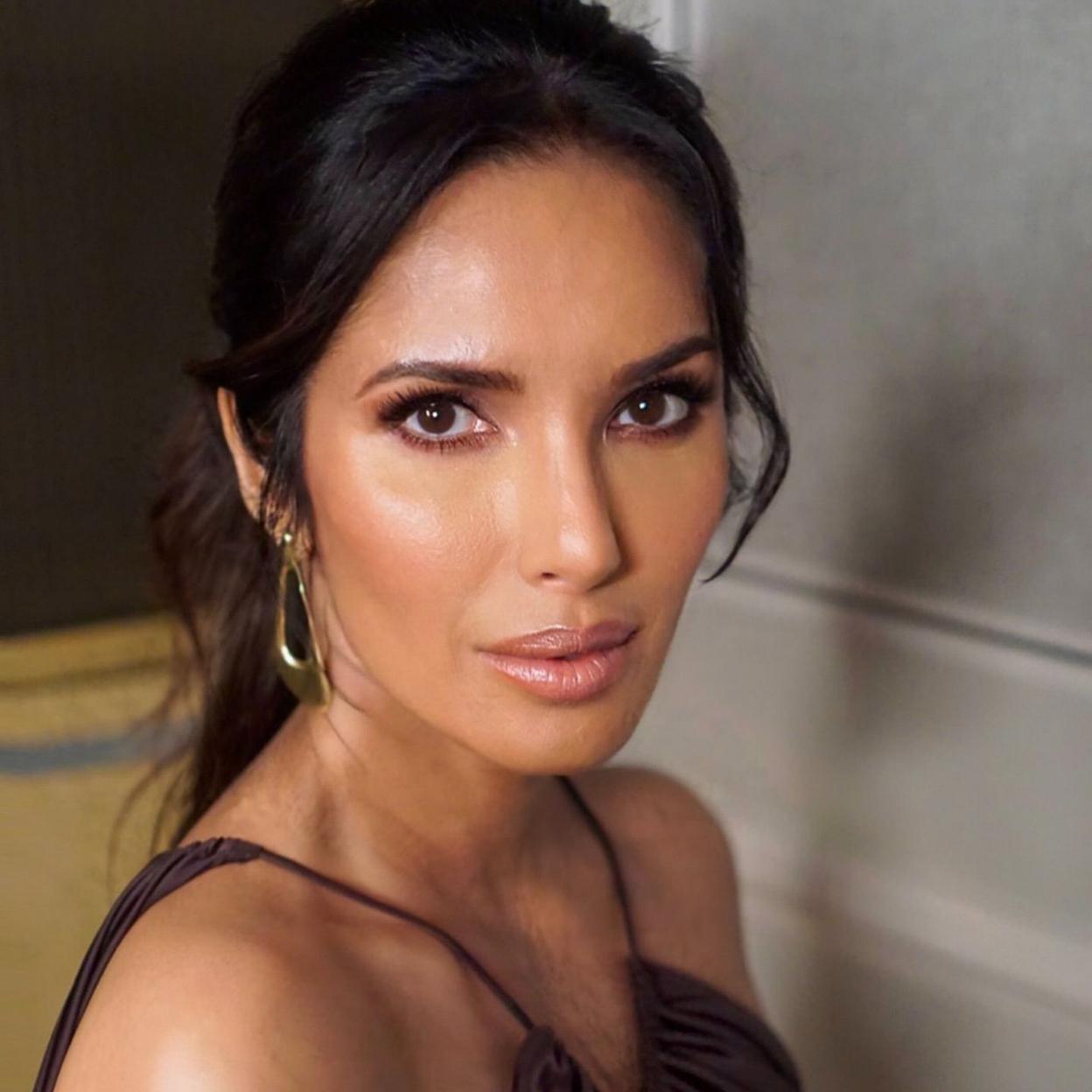 Actriz con piel madura luminosa y tersa