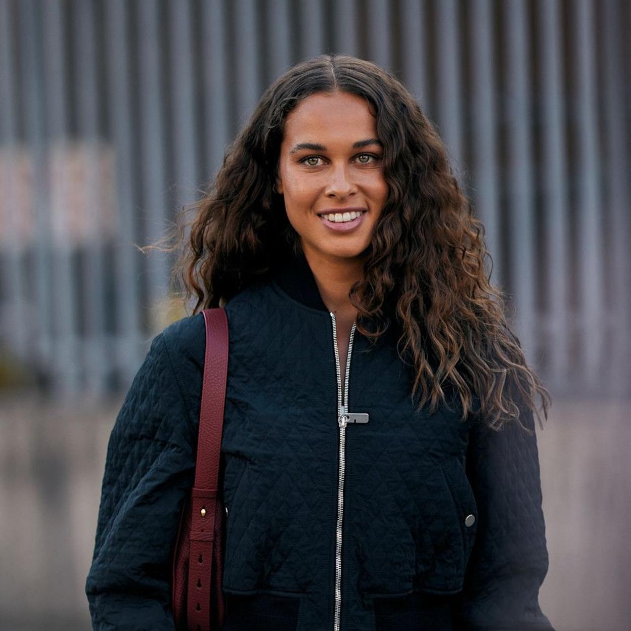 Influencer con pelo rizado en el street style