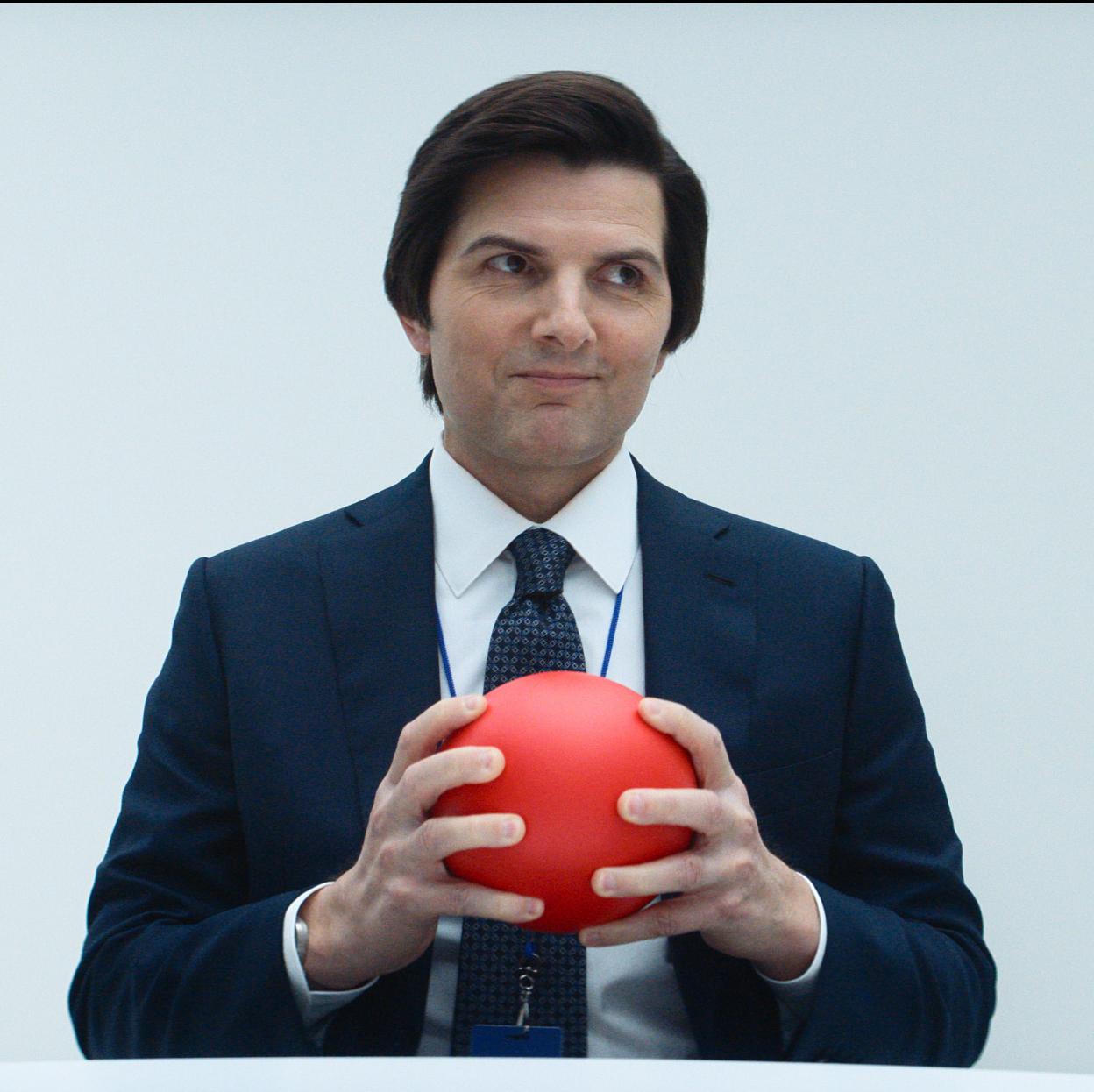 Adam Scott en una imagen de Separación, la serie de Apple TV+ que regresa en enero con su segunda temporada.
