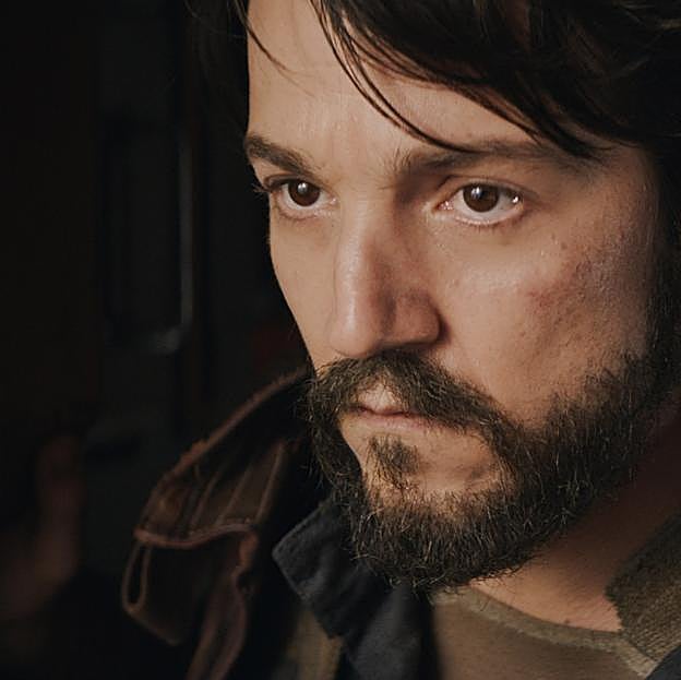 Diego Luna como Cassian Andor en una imagen de la serie del universo Star Wars que regresará en primavera con su segunda entrega.