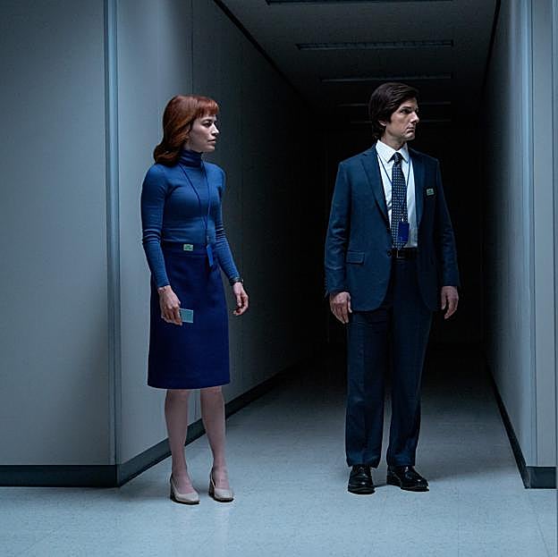 Britt Lower y Adam Scott en una imagen de la segunda temporada de Separación.