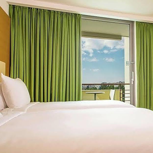 Imagen principal - Las diferentes instalaciones del hotel Hilton Athens. 