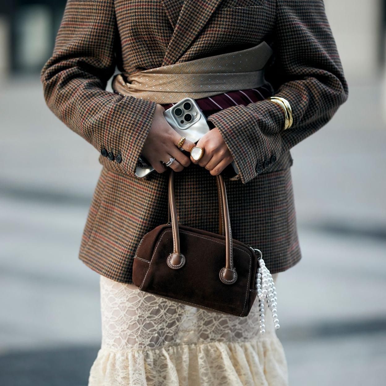 Un look de street style con bolso.