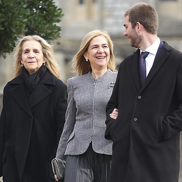 La infanta Cristina ha encontrado en su hijo mayor, Juan Valentín, su acompañante perfecto para las citas importantes de las monarquías europeas. 
