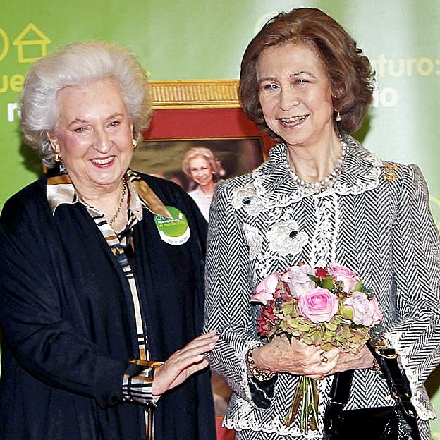 La infanta Pilar junto a doña Sofía, en una imagen de archivo. 